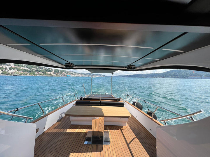Celebrity-style arrival at Istanbul’s exclusive marinas aboard a glamorous luxury yacht