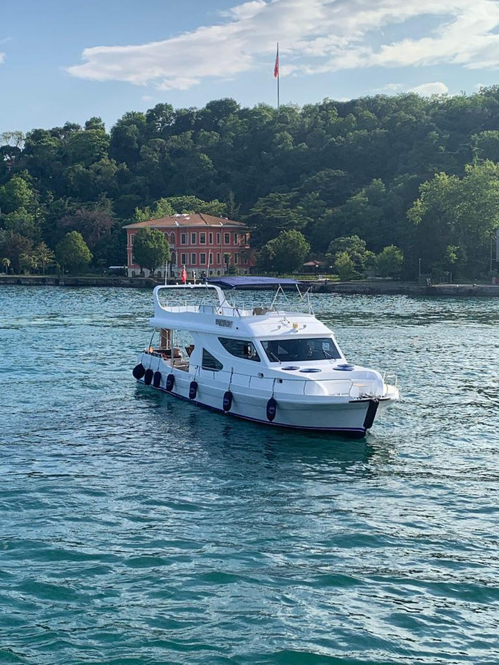 LUXURY PAY yacht embarking on a luxurious journey across the Bosphorus, setting the standard for Istanbul yacht rentals