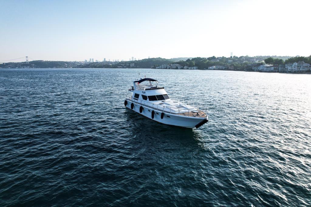 Swift Exploration at 17 Knots - Istanbul's Magnificent Waters Awaits