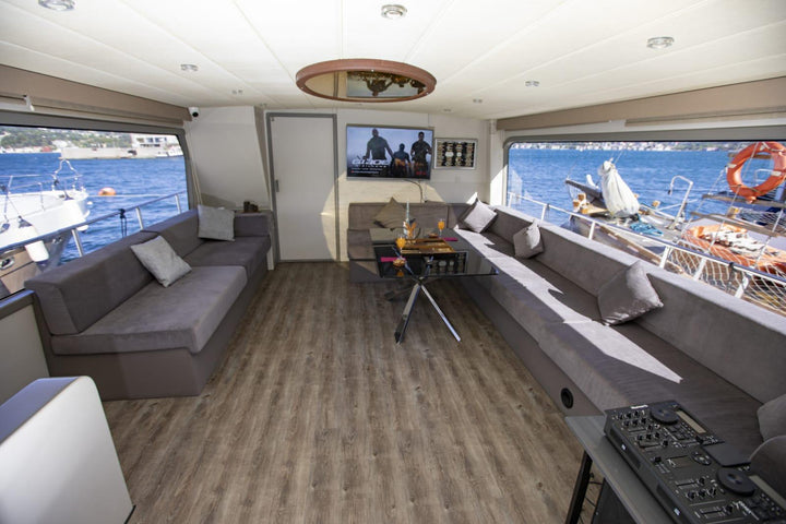 Minibar-equipped yacht for a premium sailing experience