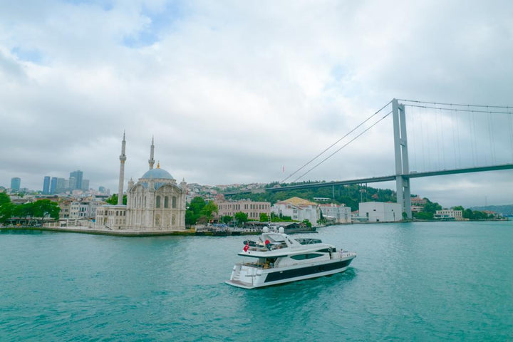 Private 26-meter yacht tour in Istanbul for family time