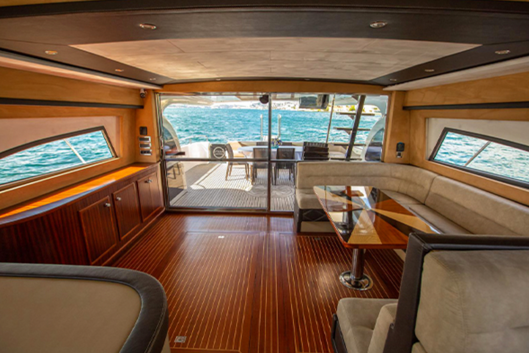Yacht minibar for an enhanced sailing experience
