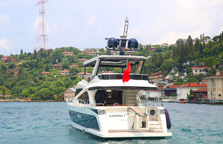Minibar for an enhanced yachting experience