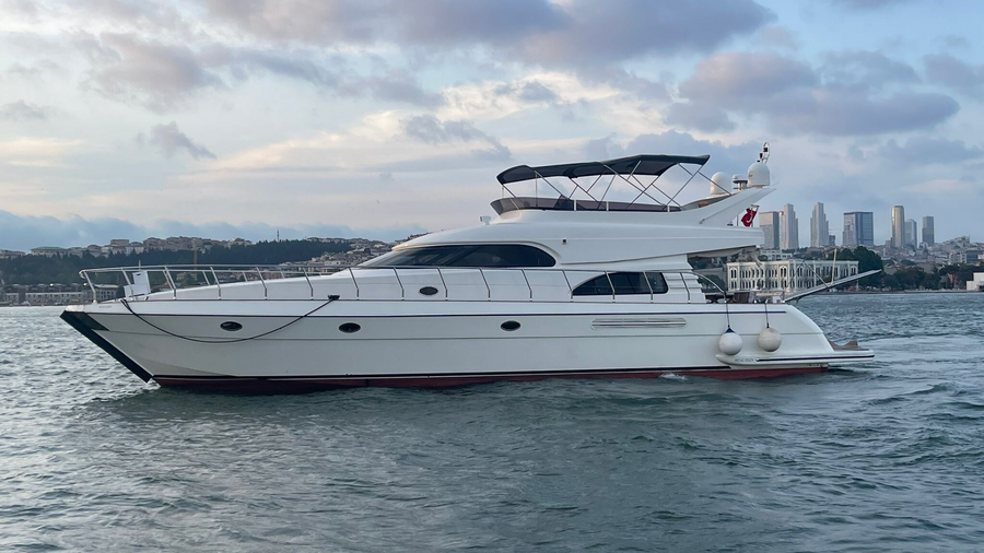 Yacht cutting through the sea at 17 knots, combining speed with luxurious comfort.