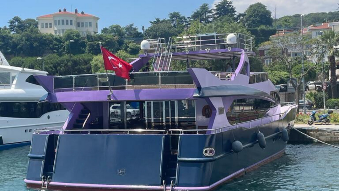 Luxurious LUX ÇNG yacht offering advanced amenities in Istanbul.