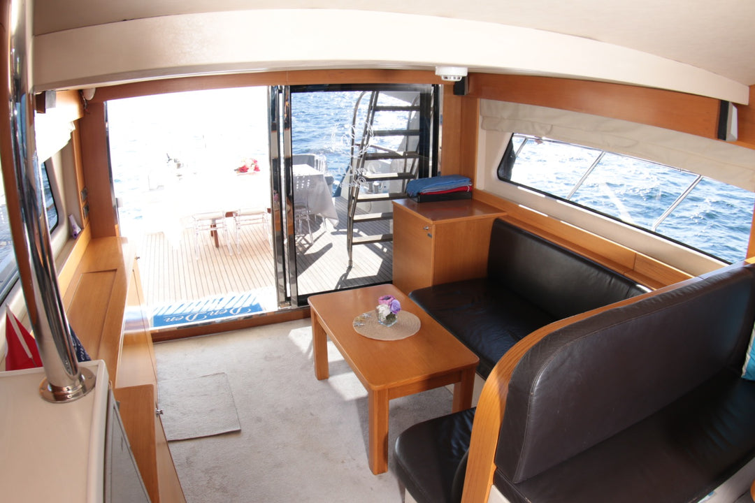 Luxury DEN5 yacht gliding at 17 knots, perfect for exploring Istanbul’s vibrant waters.
