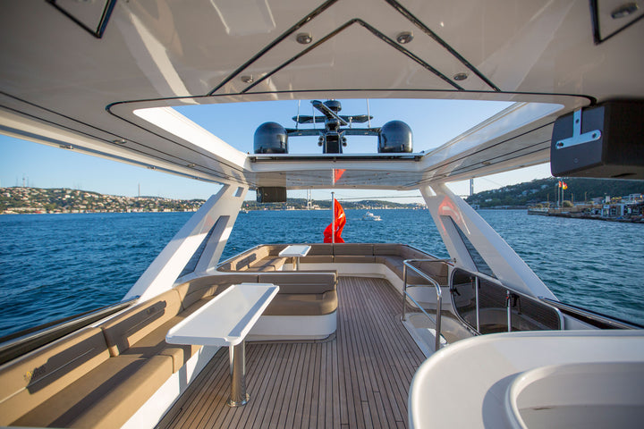 Air-conditioned yacht interior for comfortable sailing