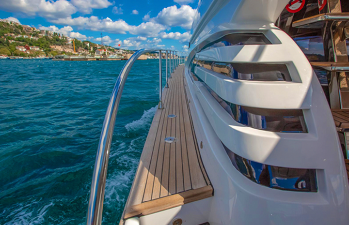 Yacht with 20-person capacity for group outings in Istanbul