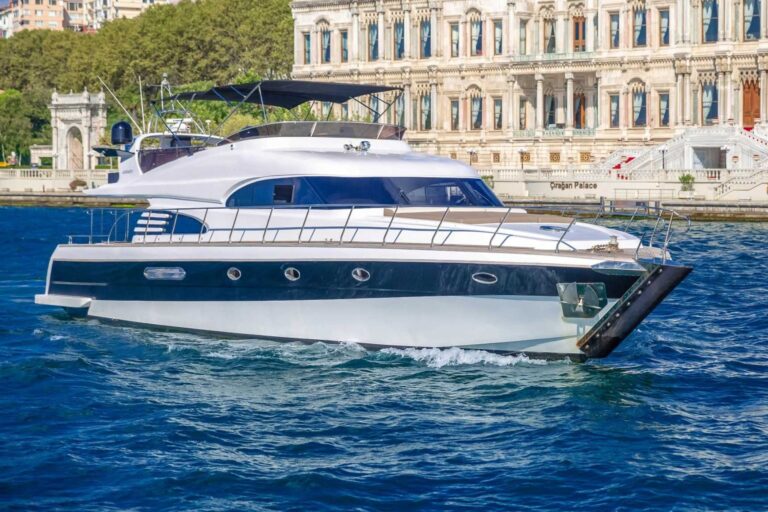 Private Bosphorus sightseeing cruise on a luxury yacht in Istanbul