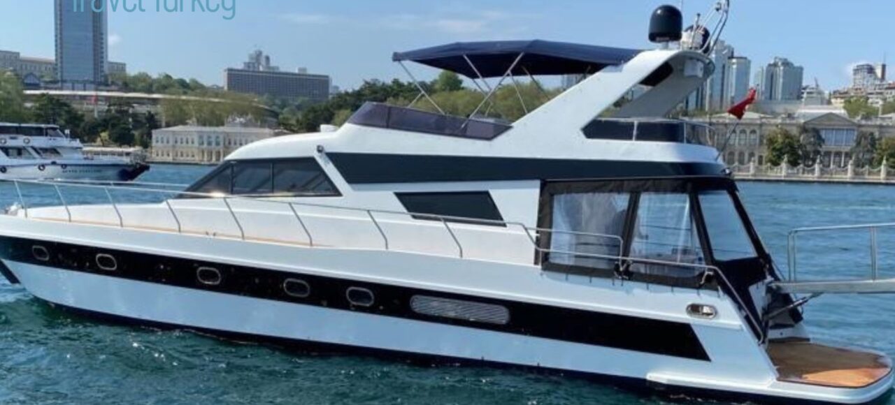 Lux KDR4 private yacht cruising on the Bosphorus in Istanbul