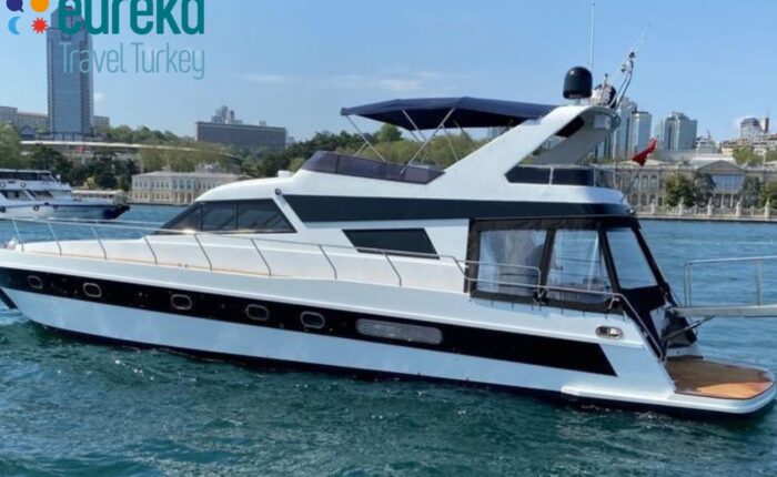 Lux KDR4 private yacht cruising on the Bosphorus in Istanbul