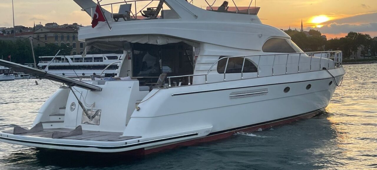 sunset-cruise-on-bosphorus-couple-experience Romantic sunset cruise on the Bosphorus for couples, watching the Istanbul skyline at golden hour.