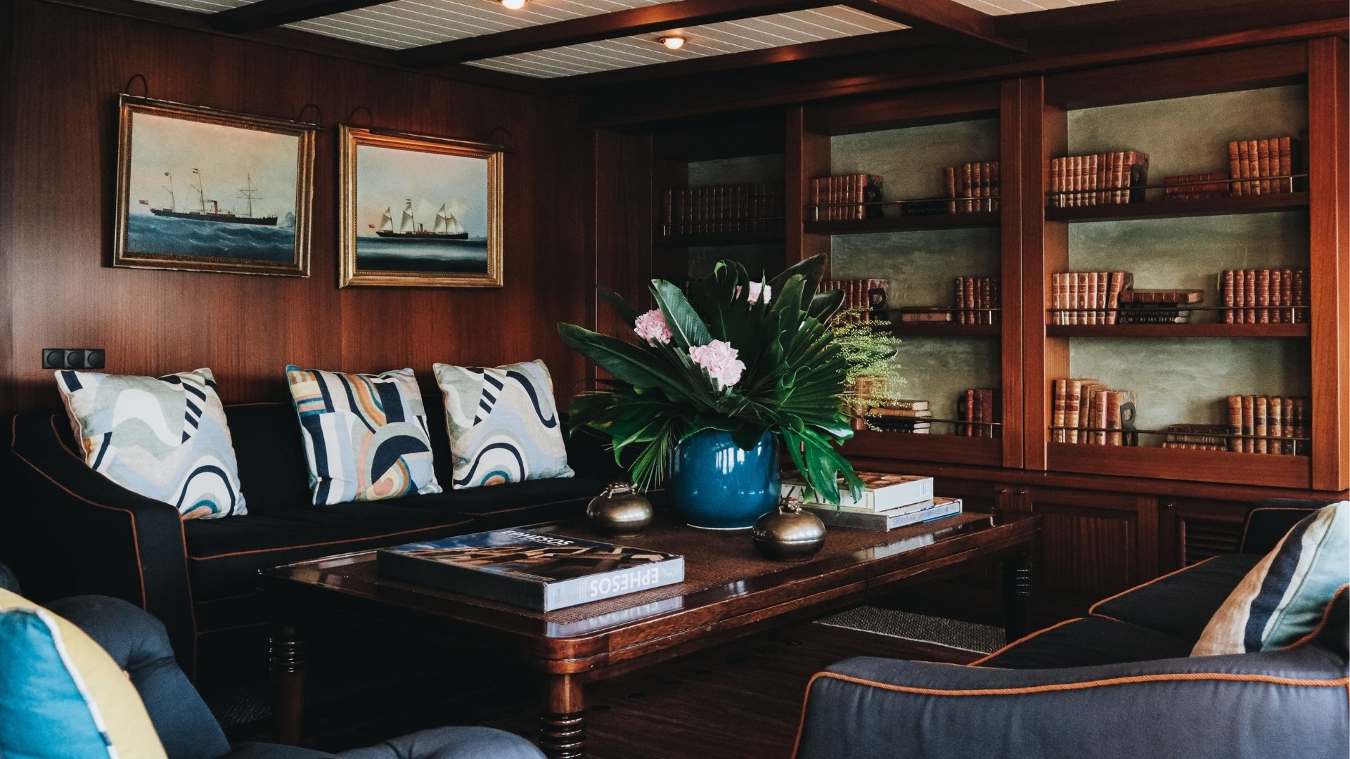 corporate-yacht-event-yacht-lux-hls-salon Luxury Motor Yacht in Istanbul for Wedding and Corporate Events